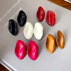 Varios pares de pendientes de botón de esmalte ovalados irregulares y coloridos