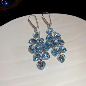 Vue détaillée des cristaux de verre bleus en forme de cœur sur les boucles d'oreilles