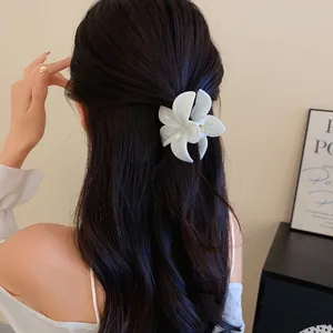 Pinza per capelli a fiore bianco in acrilico per acconciatura semi-raccolta su capelli lunghi