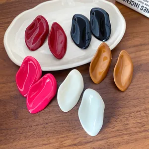 Colección de pendientes de botón ovalados irregulares de colores con acabado esmaltado.