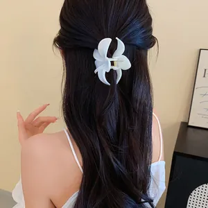 Elegante molletta per capelli a fiore in acrilico bianco per donna su capelli lunghi scuri