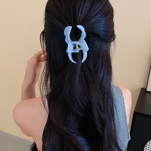 Dettaglio di una molletta per capelli in acrilico azzurro per acconciatura
