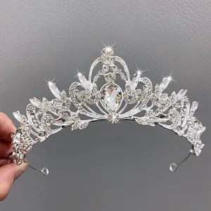Diadema de corona de flores de circonita plateada elegante con acentos de cristal brillante.