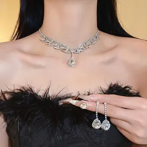 Luxueuse parure de bijoux collier ras du cou et boucles d'oreilles strass pendentif goutte
