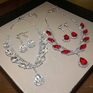 Parure luxueuse collier et boucles d'oreilles en argent avec strass rouges et clairs
