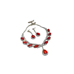 Parure de bijoux élégante avec collier et boucles d'oreilles strass goutte rouge pour femme