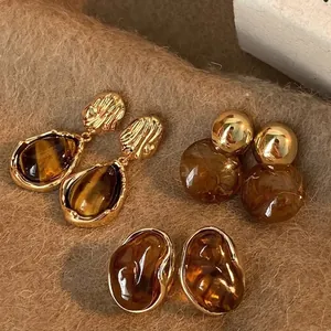 Vintage Ohrringe im Maillard-Stil mit Tigerauge-Stein und eleganten vergoldeten Details.