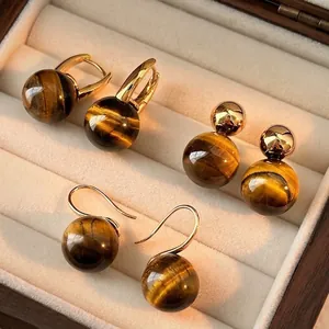 Elegante Vintage Tigerauge-Stein-Ohrringe in Goldoptik in einer Schmuckschatulle
