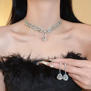 Ensemble élégant de collier et boucles d'oreilles en strass brillants en forme de goutte