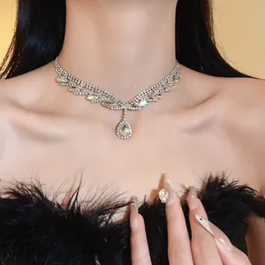 Gros plan élégant d'un collier en strass scintillant avec pendentif en forme de larme