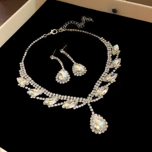 Parure de bijoux exquise avec collier et boucles d'oreilles en strass et cristaux poire