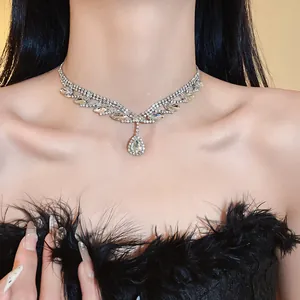 Détail d'un collier ras du cou de luxe en strass avec un pendentif étincelant en forme de poire.