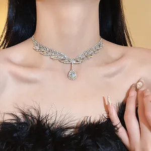 Détail en gros plan d'un collier ras du cou en strass avec pendentif goutte sur modèle