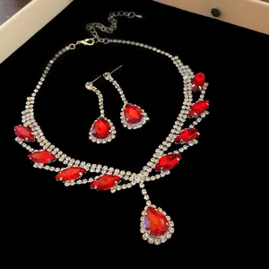 Gros plan d'un ensemble de bijoux de luxe avec collier et boucles d'oreilles en strass rouges