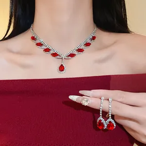 Vue détaillée d'une parure de bijoux de luxe en cristal rouge avec collier