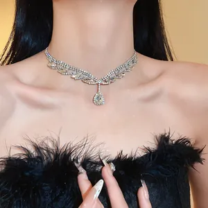 Détail d'un élégant collier à pendentif goutte en strass scintillant porté par un mannequin