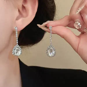 Boucles d'oreilles pendantes en argent avec cristal en forme de poire et pompons scintillants