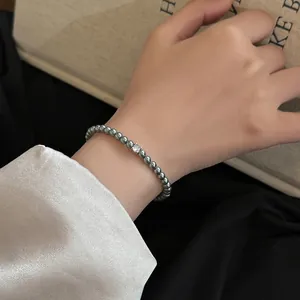 Bracelet de perles grises minimaliste vintage avec un accent de pierre de zircon brillant