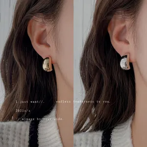 Boucles d'oreilles métalliques minimalistes en forme de C, finitions or et argent brillant