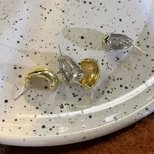 Boucles d'oreilles puces métalliques en forme de C en or et argent avec finition polie
