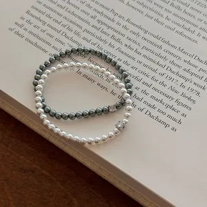 Vue détaillée de bracelets en perles vintage avec zircon carré en blanc et gris métallisé.