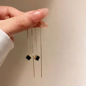Orecchini a catenella dorati minimalisti con lunghi pendenti quadrati neri vintage