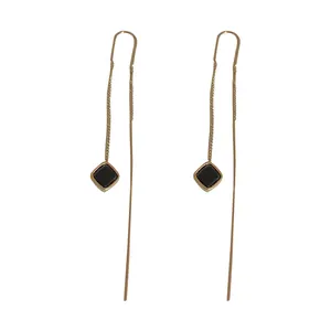 Eleganti orecchini a filo lunghi minimalisti color oro con inserto quadrato nero decorativo