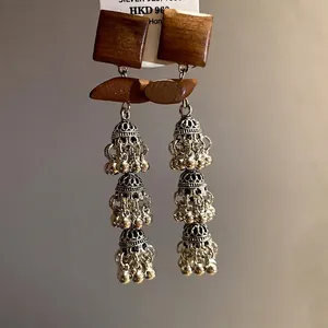 Vintage-Ohrringe im ethnischen Stil mit Holzelementen und silberfarbenen Quasten