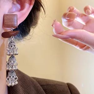 Elegante Vintage Holzohrringe im Ethno-Stil mit dreistufigen silbernen Glockenanhängern