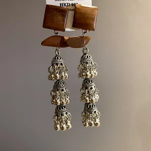 Ethnische Holzohrringe im Vintage-Stil mit detaillierten dreistufigen Jhumka-Glocken