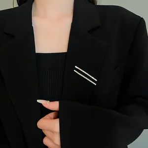 Vista dettagliata di due fermagli per capelli minimalisti in argento con strass su blazer