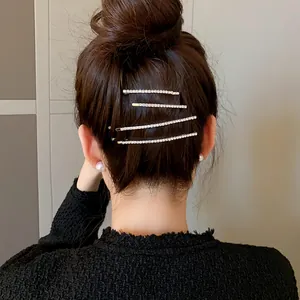 Vista dettagliata di eleganti fermagli con strass indossati in uno chignon curato
