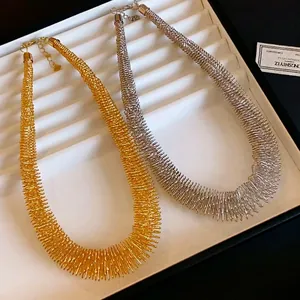 Auffällige, strukturierte Halskette im Metallic-Feder-Design in Gold- und Silbertönen