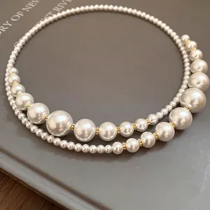 Elegante collana girocollo a due strati con perle irregolari e dettagli dorati da donna