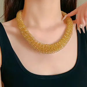 Nahaufnahme einer auffälligen goldfarbenen Feder-Halskette für Damen im Metal-Stil