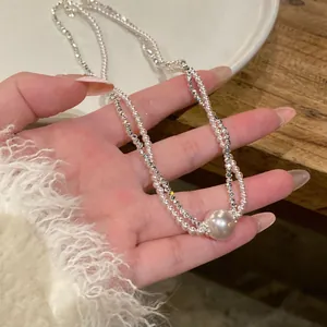 Nahaufnahme der eleganten doppellagigen Perlenkette im französischen Vintage-Stil