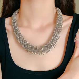 Nahaufnahme von übertriebenem silbernem Feder-Choker-Halsband mit Metalltextur
