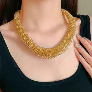 Nahaufnahme des goldenen Feder-Chokers mit einer einzigartigen Metallstruktur-Optik