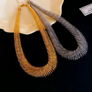 Detailansicht der übertriebenen gold- und silberfarbenen Metallfeder-Halsketten