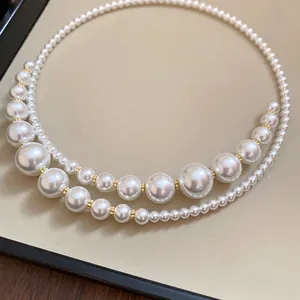 Dettaglio della collana girocollo di perle irregolari con distanziatori dorati eleganti
