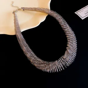 Detailaufnahme der metallischen Spiralfeder-Textur und des Verschlusses der Halskette
