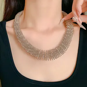 Detaillierte Nahaufnahme eines silbernen Metall-Feder-Choker-Halsketten-Modells für Damen
