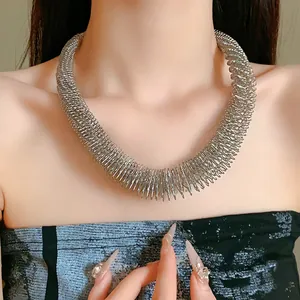 Nahaufnahme einer einzigartigen metallisch silbernen Feder-Choker-Halskette an einem Modemodell
