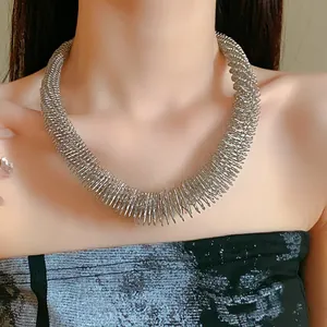 Detailansicht eines stylischen silbernen Feder-Choker-Halsbands mit metallischer Textur