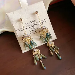Retro goldfarbene Quastenohrringe mit Strass, Perlen und grünen Perlen