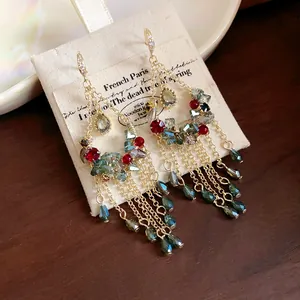 Detailansicht von Vintage-Boho-Ohrringen mit bunten Kristallen und goldenen Ketten