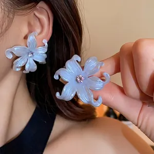 Elegantes pendientes de plata con flor azul translúcida y brillante centro de circonita
