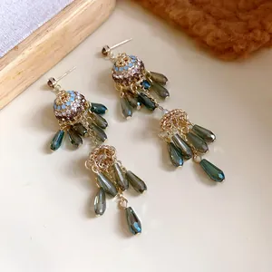 Nahaufnahme von Vintage-Quastenohrringen mit Strass, Perlen und grauen Kristalltropfen