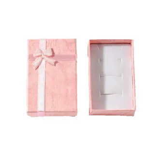 Élégante boîte cadeau à bijoux rose avec nœud pour bagues, boucles d'oreilles et colliers