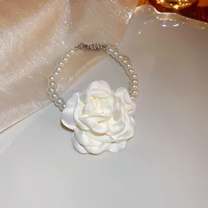 Élégant bracelet en perles de style français avec une grande fleur de rose en satin blanc